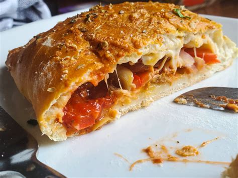 How does Sausage and Pepper Calzone fit into your Daily Goals - calories, carbs, nutrition