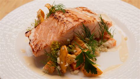 How does Seared Mignonette of Atlantic Salmon fit into your Daily Goals - calories, carbs, nutrition