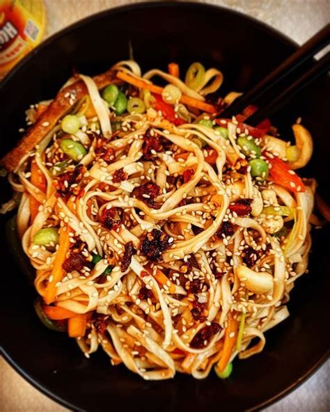 How does Seitan Lo Mein fit into your Daily Goals - calories, carbs, nutrition