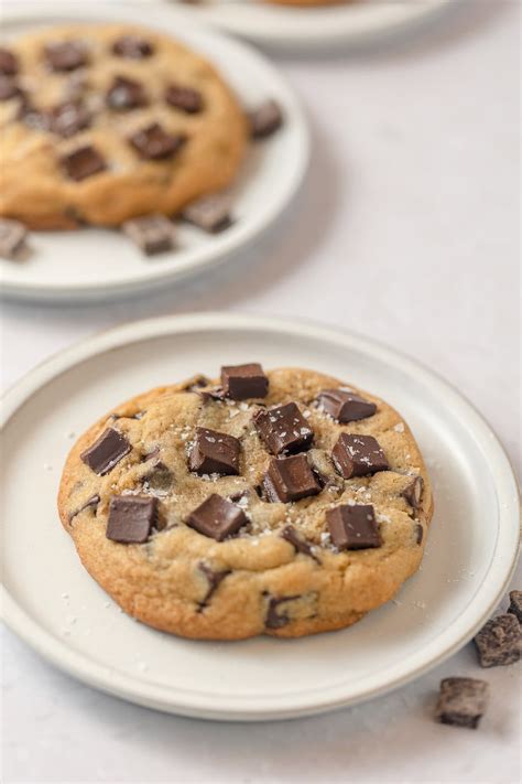 How does Semi Sweet Chocolate Chunk Cookie fit into your Daily Goals - calories, carbs, nutrition