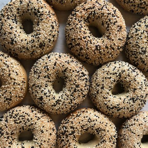 How does Sesame Seed Bagel fit into your Daily Goals - calories, carbs, nutrition