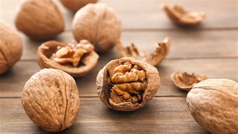 How does Shelled Walnuts fit into your Daily Goals - calories, carbs, nutrition