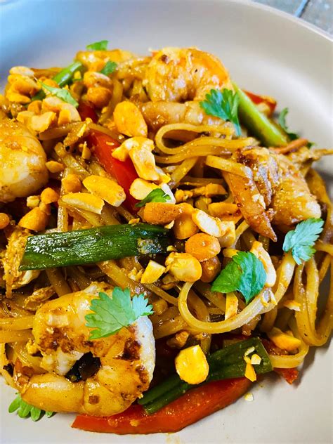 How does Shrimp Pad Thai fit into your Daily Goals - calories, carbs, nutrition