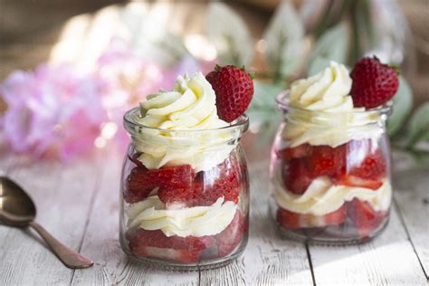 How does Simply Fresh Large Strawberries and Cream Parfait fit into your Daily Goals - calories, carbs, nutrition