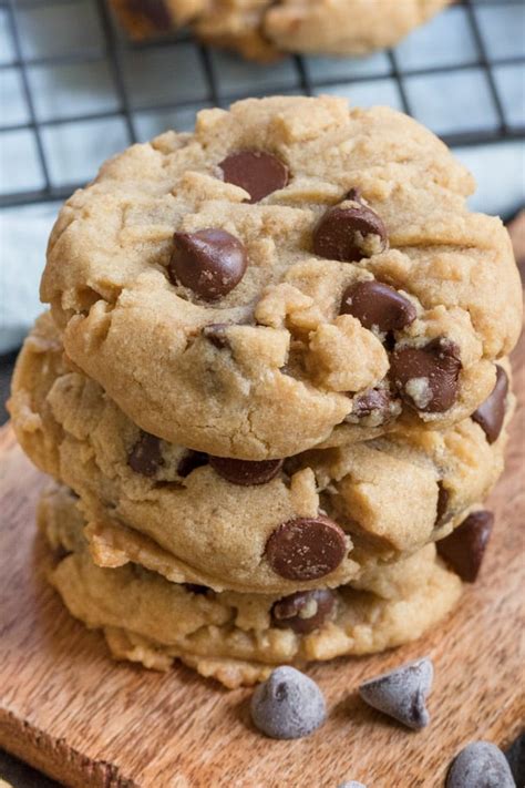 How does Simply Fresh Peanut Butter Chocolate Chip Cookie fit into your Daily Goals - calories, carbs, nutrition