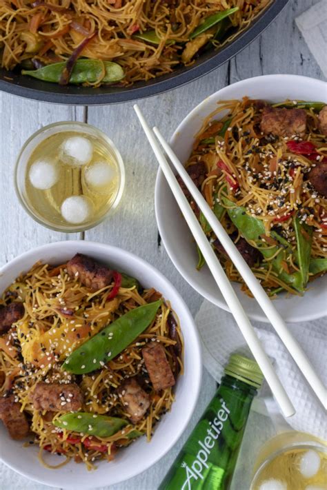 How does Singapore Noodles with Tempeh fit into your Daily Goals - calories, carbs, nutrition