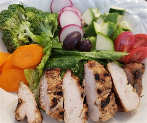 How does Sizzling Green Salad w/Chicken & Cheddar fit into your Daily Goals - calories, carbs, nutrition