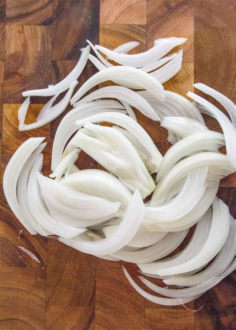 How does Sliced White Onions fit into your Daily Goals - calories, carbs, nutrition