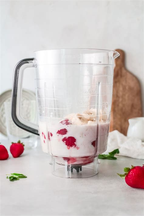 How does Small Strawberry Banana Smoothie fit into your Daily Goals - calories, carbs, nutrition