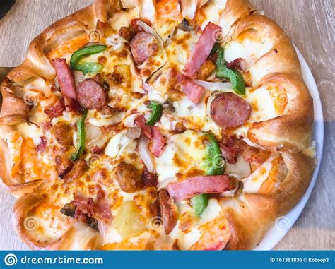 How does Smoked Bacon, Roast Chicken, Ham and Pepperoni Pizza Slice fit into your Daily Goals - calories, carbs, nutrition