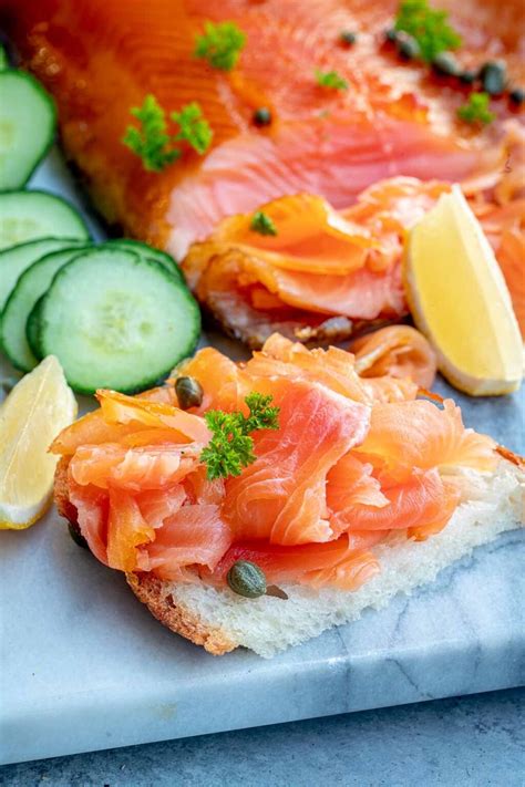 How does Smoked Salmon & Dill (mini) fit into your Daily Goals - calories, carbs, nutrition