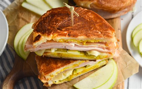 How does Smoked Turkey and Brie Croissant fit into your Daily Goals - calories, carbs, nutrition