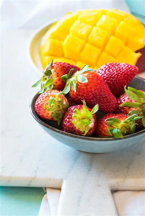 How does Smoothie Strawberry Mango Pineapple fit into your Daily Goals - calories, carbs, nutrition