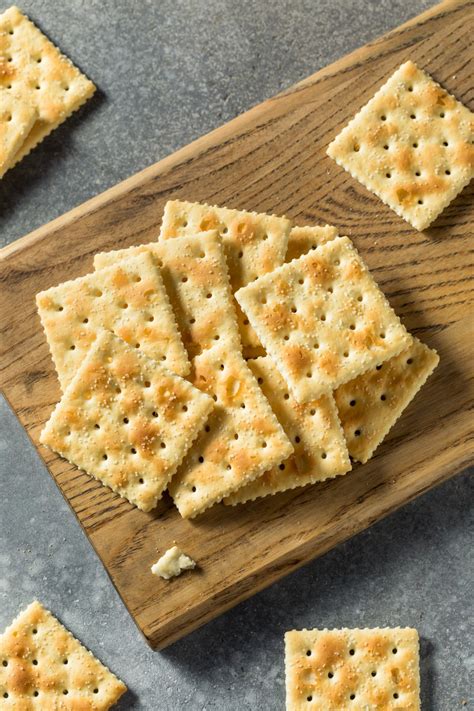 How does Soda Crackers fit into your Daily Goals - calories, carbs, nutrition