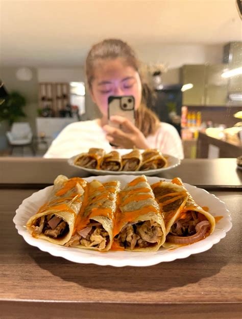 How does Southern Pulled Pork Crepe fit into your Daily Goals - calories, carbs, nutrition