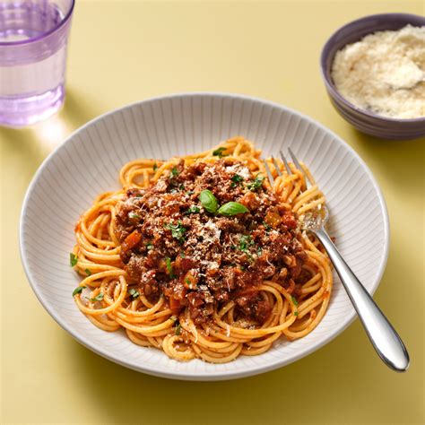 How does Spaghetti Bolognaise with Peas fit into your Daily Goals - calories, carbs, nutrition