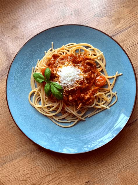 How does Spaghetti Bolognese fit into your Daily Goals - calories, carbs, nutrition