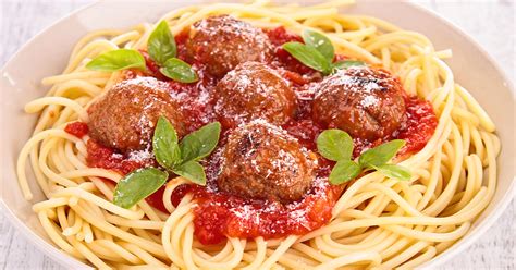 How does Spaghetti and Meatballs, Breadsticks fit into your Daily Goals - calories, carbs, nutrition