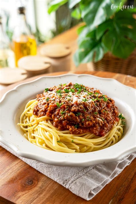 How does Spaghetti with Meat Sauce fit into your Daily Goals - calories, carbs, nutrition