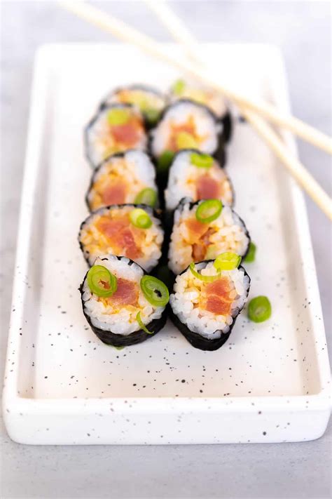 How does Spicy Tuna Roll fit into your Daily Goals - calories, carbs, nutrition