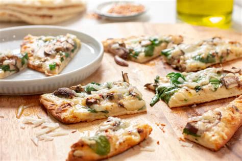 How does Spinach and Mushroom Flatbread fit into your Daily Goals - calories, carbs, nutrition