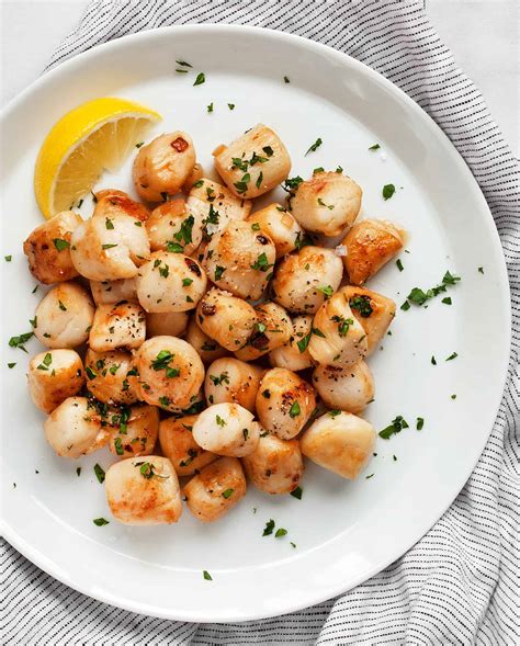 How does Steamed Bay Scallops fit into your Daily Goals - calories, carbs, nutrition