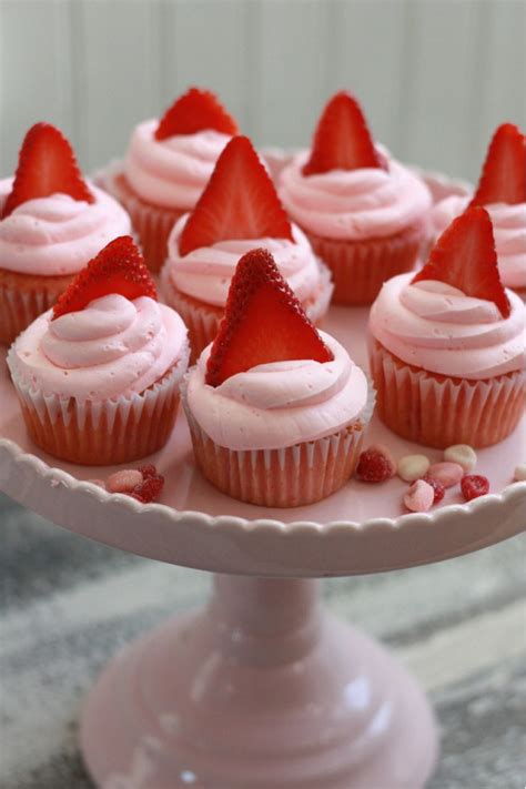 How does Strawberries and Cream Cupcake fit into your Daily Goals - calories, carbs, nutrition