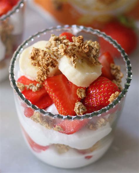 How does Strawberry Banana Parfait fit into your Daily Goals - calories, carbs, nutrition