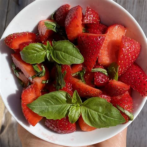 How does Strawberry Basil & Grilled Chicken Salad fit into your Daily Goals - calories, carbs, nutrition