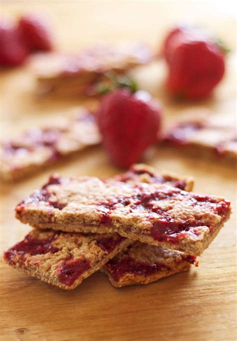 How does Strawberry Breakfast Bar fit into your Daily Goals - calories, carbs, nutrition