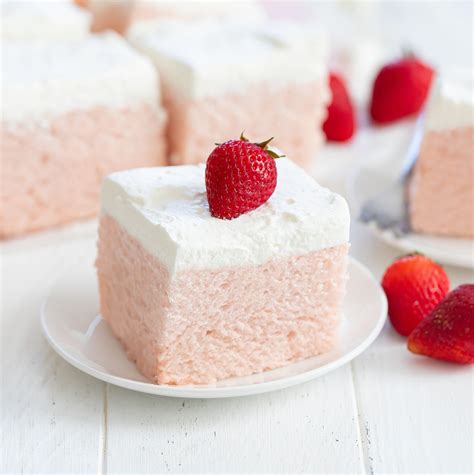 How does Strawberry Cloud Layer Cake fit into your Daily Goals - calories, carbs, nutrition