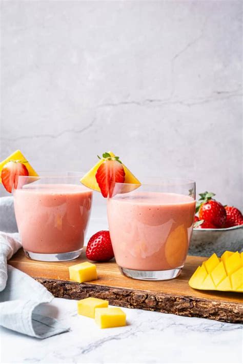 How does Strawberry Mango Smoothie, 12 oz fit into your Daily Goals - calories, carbs, nutrition