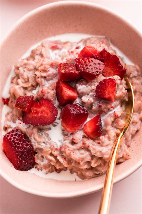 How does Strawberry Oatmeal fit into your Daily Goals - calories, carbs, nutrition