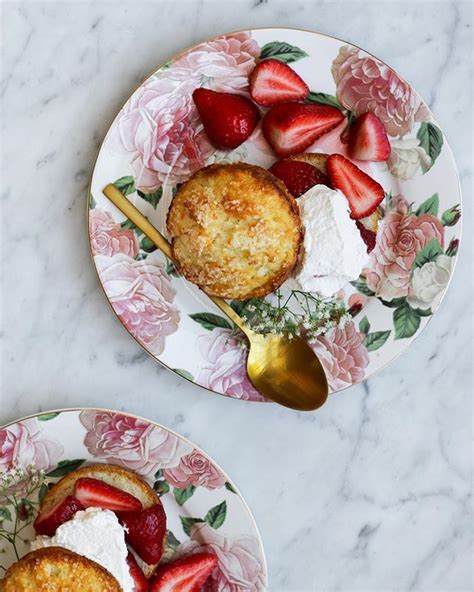 How does Strawberry Shortcake Oatmeal fit into your Daily Goals - calories, carbs, nutrition