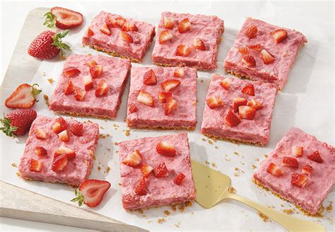 How does Strawberry Yoghurt Bar fit into your Daily Goals - calories, carbs, nutrition