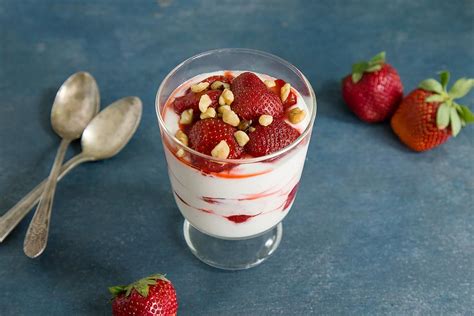 How does Strawberry Yogurt Parfait-sm fit into your Daily Goals - calories, carbs, nutrition