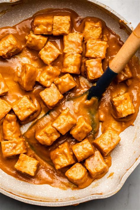 How does Tempeh with Peanut Sauce fit into your Daily Goals - calories, carbs, nutrition