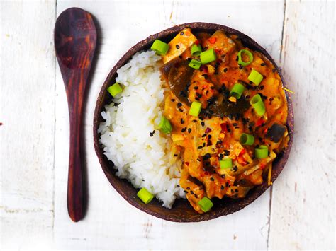 How does Thai Curry Bowl fit into your Daily Goals - calories, carbs, nutrition