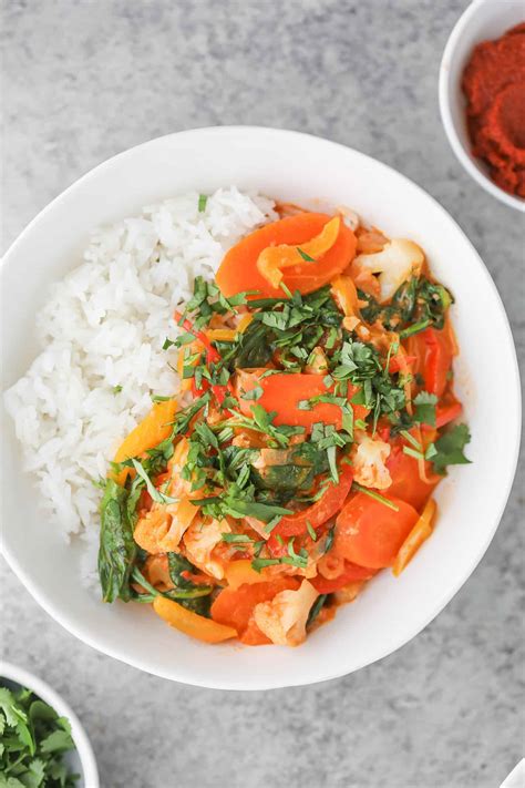 How does Thai Red Vegetable Curry (v) fit into your Daily Goals - calories, carbs, nutrition