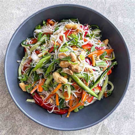 How does Thair Noodle Salad fit into your Daily Goals - calories, carbs, nutrition