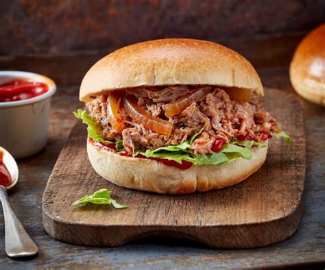 How does The Canadiana Burger w/ Pulled Pork fit into your Daily Goals - calories, carbs, nutrition