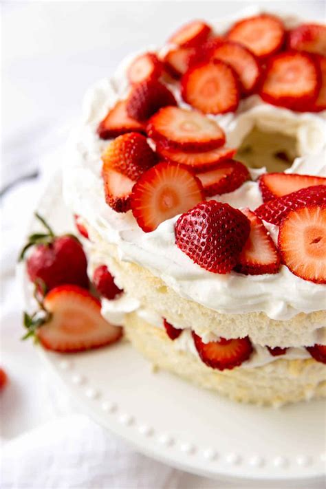 How does Toasted Angel Food Cake and Strawberries fit into your Daily Goals - calories, carbs, nutrition