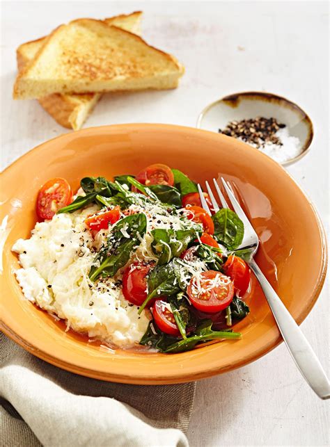 How does Tomato and Spinach Egg White Scramble fit into your Daily Goals - calories, carbs, nutrition
