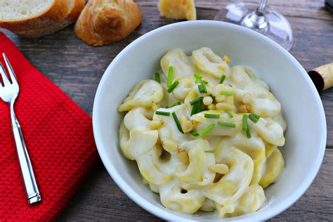 How does Tortellini Formaggio with Garlic Bread fit into your Daily Goals - calories, carbs, nutrition