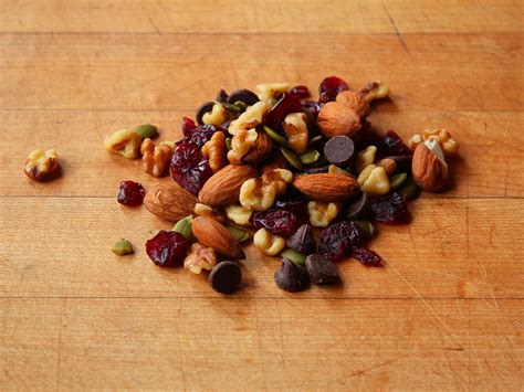 How does Trail Mix with Almonds fit into your Daily Goals - calories, carbs, nutrition