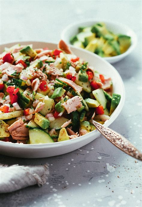 How does Tuna Salad with Greens fit into your Daily Goals - calories, carbs, nutrition