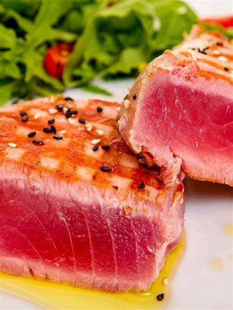 How does Tuna Steak Grillade fit into your Daily Goals - calories, carbs, nutrition