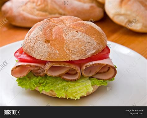 How does Turkey on Kaiser Roll (70944.79) fit into your Daily Goals - calories, carbs, nutrition