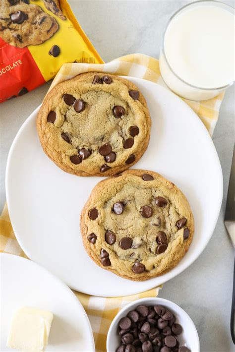 How does Two Chocolate Chip Cookies fit into your Daily Goals - calories, carbs, nutrition