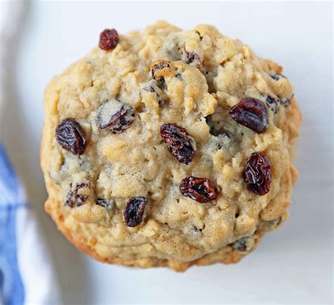 How does Two Oatmeal Raisin Cookies fit into your Daily Goals - calories, carbs, nutrition